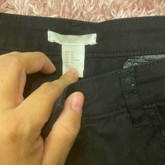 Black shorts  - Picture 2 of 4